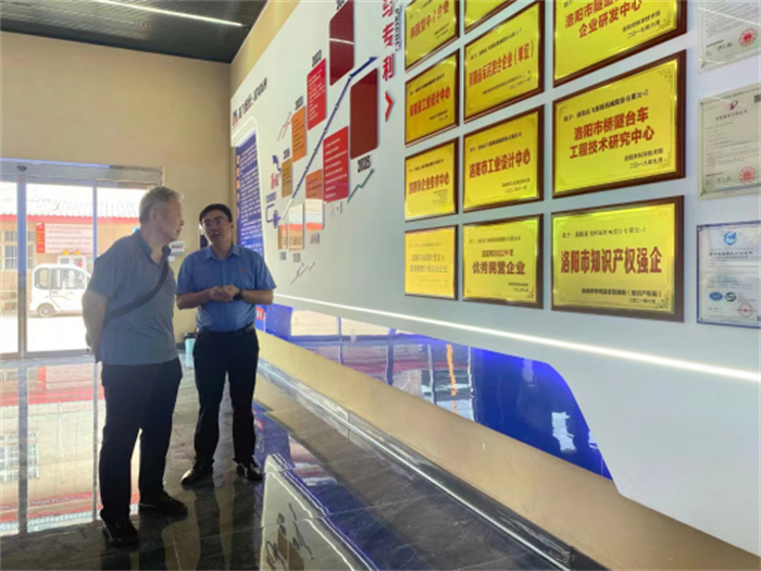 熱烈歡迎中國土木工程協(xié)會(huì)隧道及地下工程分會(huì)名譽(yù)董事長郭陜云蒞臨高飛股份考察調(diào)研